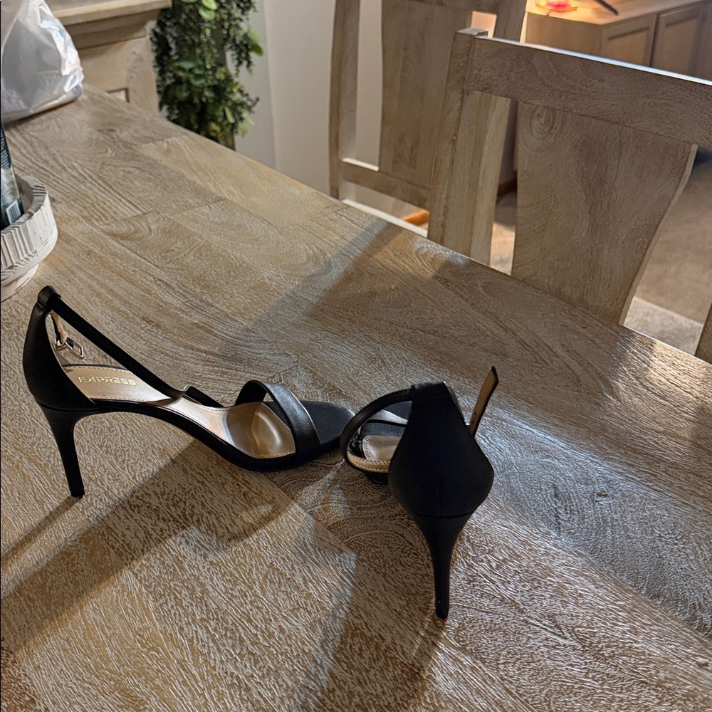 Heels - Picture 4 of 4
